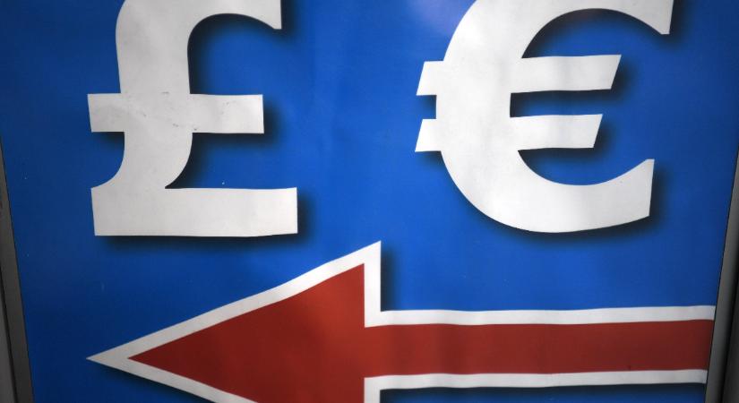 Gyengül a forint a leminősítés után, 398 felett is járt az euró