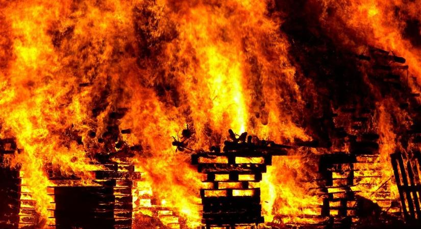 Halálos tűzben halt meg egy férfi a Baranya megyei Kétújfalun