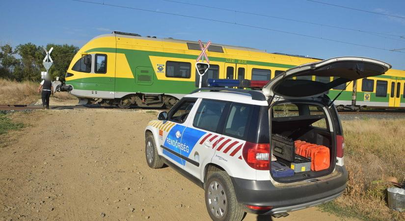 Vonatbaleset Sorkikápolnánál: besétált a sínek közé és szembefordult a mozdonnyal, így várta a halált