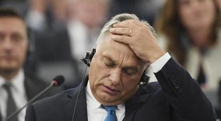 Miért nem bukik meg Orbán Viktor?