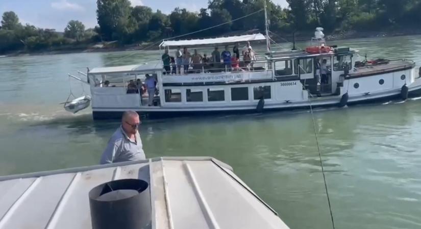 Elakadt egy turistahajó a pozsonyi Dunán, 45 perc után mentették ki