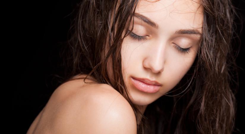 Íme a megoldás a gyorsan zsírosodó hajra: tippek, hogy kitolhasd a hajmosást
