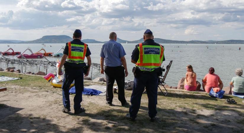 Rendőrök lepték el a balatoni strandokat
