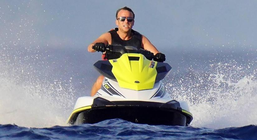 Macron spórolásra szólított fel, miközben a tengerben jetskizett