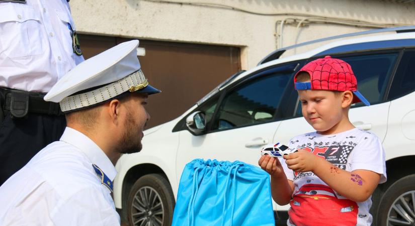 Négyéves kisfiú álmát teljesítették a fehérvári rendőrök
