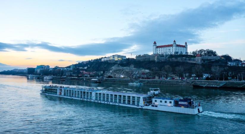 Zátonyra futott egy kirándulóhajó Pozsonyban a Duna alacsony vízállása miatt