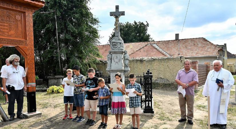 100 éves kőkeresztet újítottak és szenteltek fel Káptalanfán