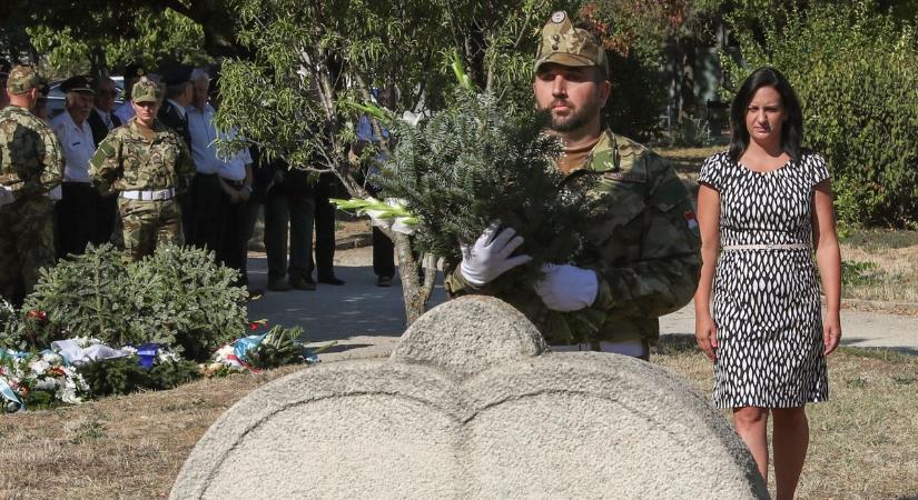 Hősi halált halt katonarepülőkre emlékeztek Veszprémben