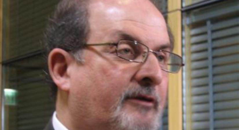 Súlyos sérülésekkel ápolják a megtámadott Salman Rushdie-t