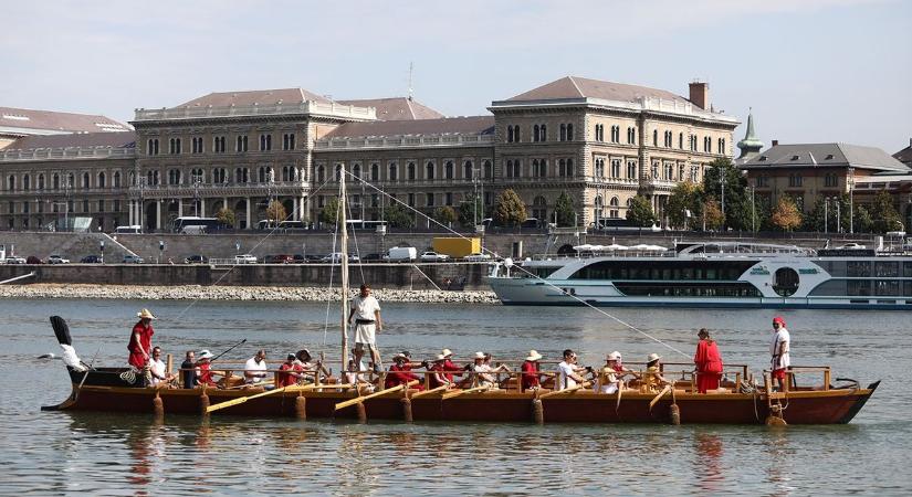 Budapesten a római hajó: 2400 kilométert eveztek és 17 évszázadot ugrottak át