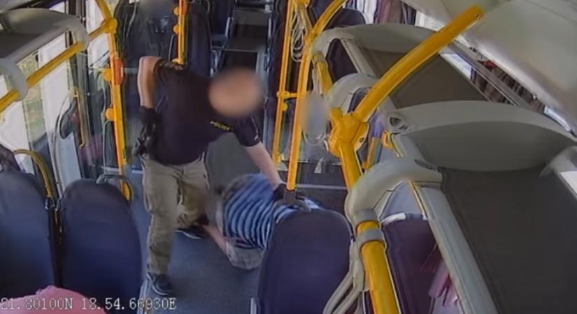 Így fogták el a rendőrök egy buszon a körözött férfit – videó