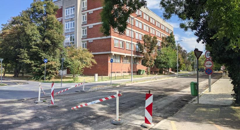 Folytatódik az útfelújítás, lezárták a Magyar László utcát Szombathelyen