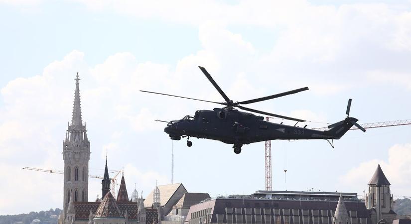 Katonai helikopterek lepték el a Parlament előtt a Duna fölötti légteret