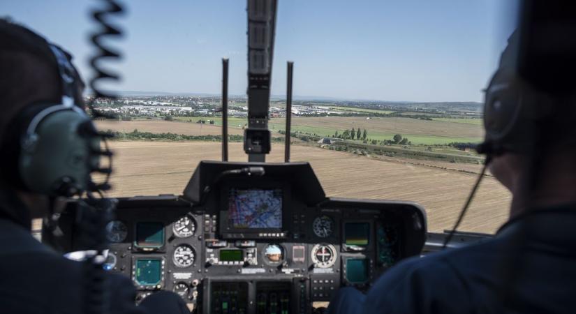 Helikopterről készülnek a drága fényképek: a parlagfüves területeket ellenőrzik