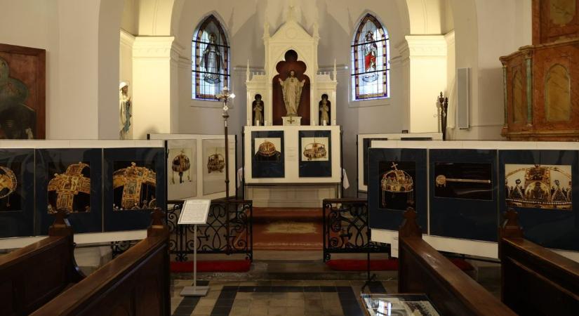A Szent Korona fotóiból nyílt kiállítás
