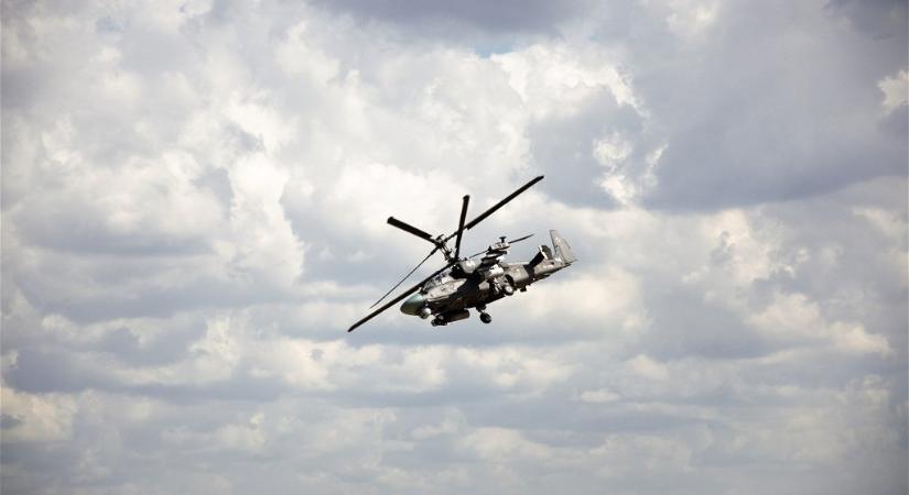 Videón a pillanat, amikor az ukrán erők kilövik az oroszok méregdrága harci helikopterét