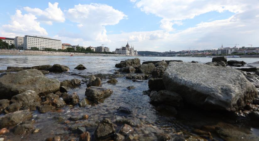 Itt vannak a friss képek arról, milyen alacsony a Duna vízállása Budapestnél