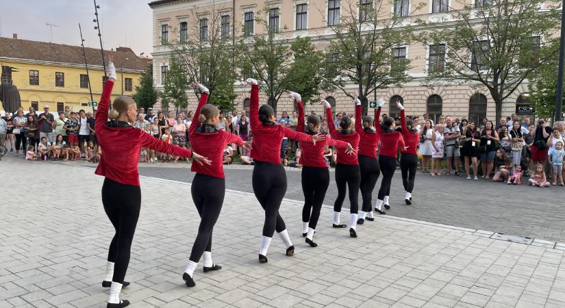 Táncosok hada lepte el Debrecen belvárosát