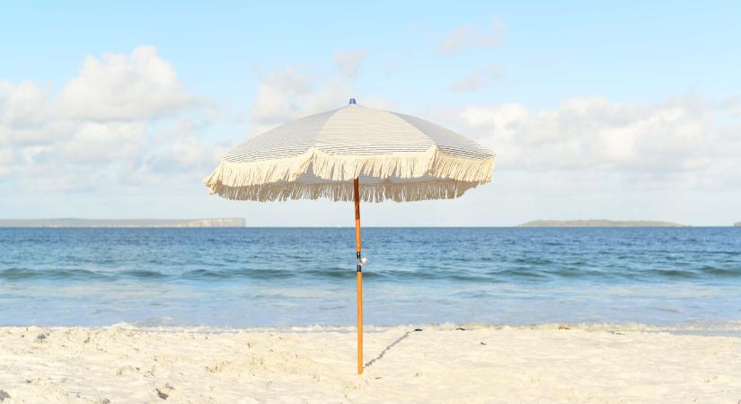 Tragédiával végződött a strandolás – Egy napernyő nyársalt fel egy nőt