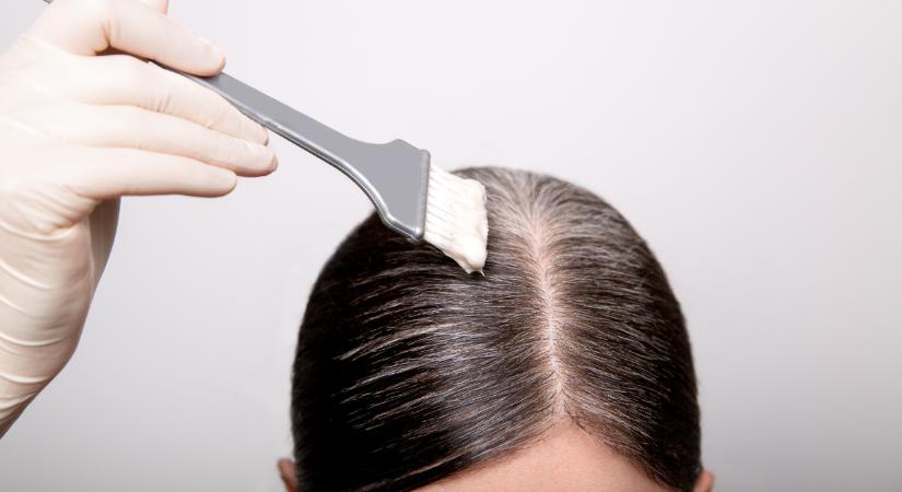 Az ősz haj festése macerás, de könnyen elkerülhető a kudarc: 6 tipp, hogy fodrász nélkül is szép legyen az eredmény