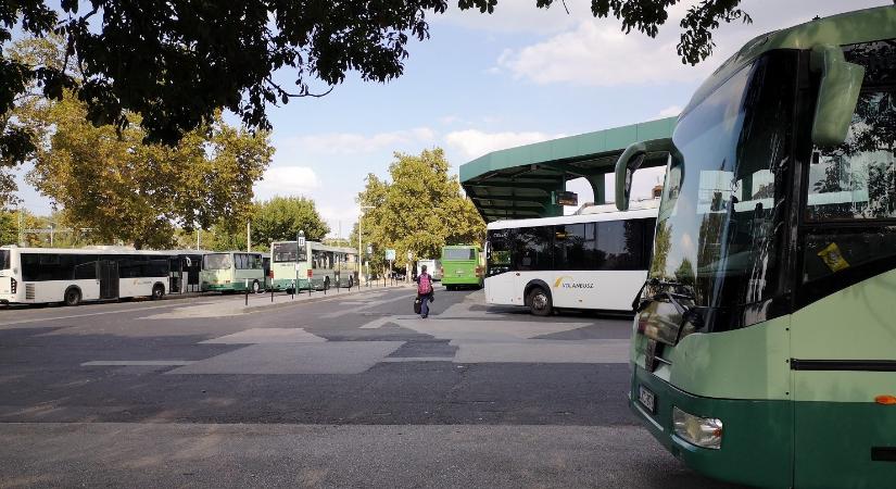 Sikoltozás és baleset volt a siófoki buszpályaudvaron – Videó!