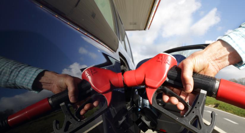 Megjött a figyelmeztetés: rengeteg benzinkút bezár a hétvégén, elindulhat a pánikvásárlás