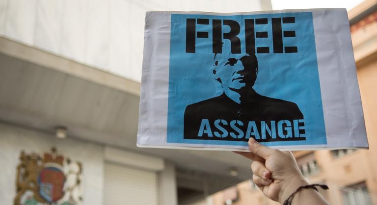 Julian Assange beperelte a CIA-t