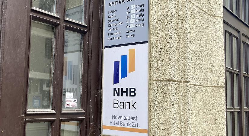 Úgy fest, bottal üthetik a pénzük nyomát a becsődölt magyar bank ügyfelei