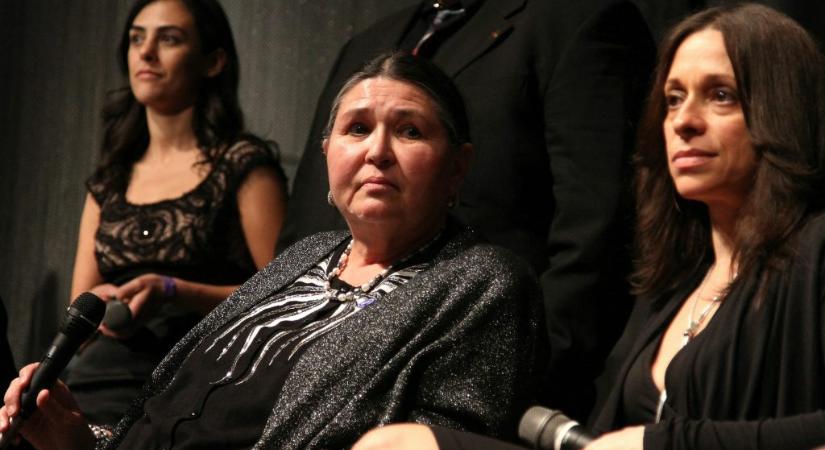 Ötven év után kért bocsánatot az Akadémia az indián nőtől, akit kifütyültek az Oscaron