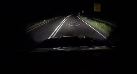 A Ford megmutatta új fényszóróit, melyek az útra vetítik a közlekedési jeleket