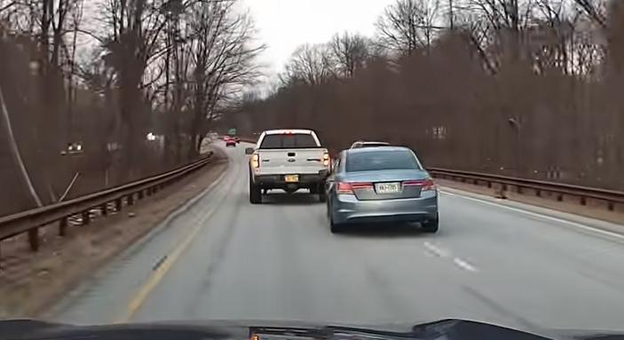 VIDEÓ: Agresszív autóst büntetett a pickupos, majd brutális balesettel végződött a púposkodás