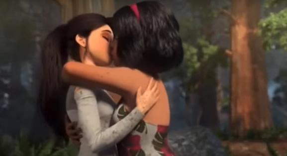Netflixes mesét vizsgál a médiahatóság, mert lányok csókolóznak az egyik jelenetben