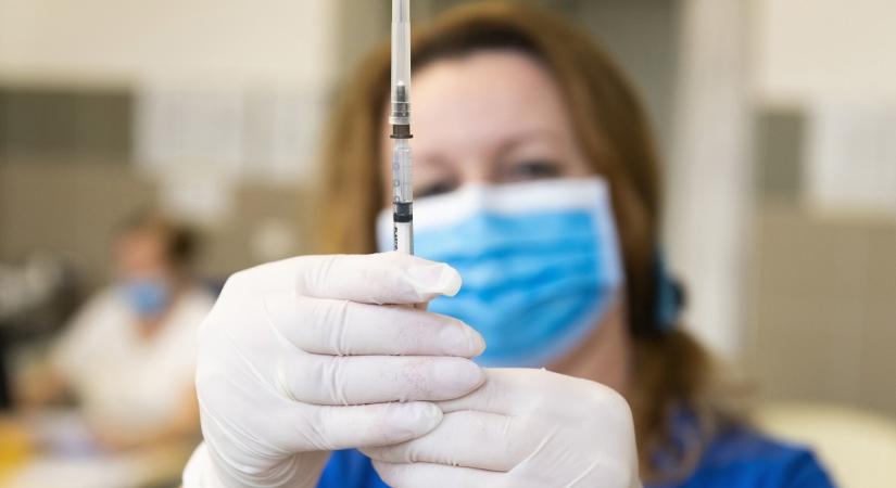 Nagy-Britanniában engedélyezték az első, két koronavírus-variáns ellen hatásos vakcinát
