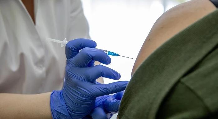 Koronavírus - Nagy-Britanniában engedélyeztek a világon először két variáns ellen hatásos vakcinát