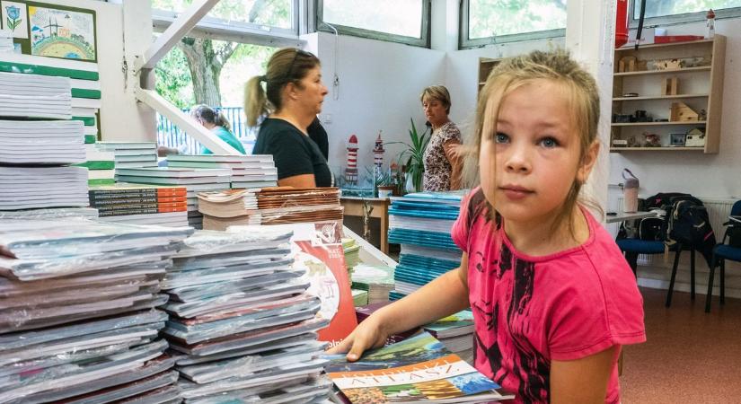 A tankönyvek már várják a tanévkezdést, Veszprém megyében is megkezdték a kiszállítást