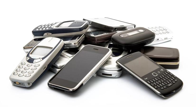 5 ok, hogy miért ne tartsd a fiók mélyén a régi telefont