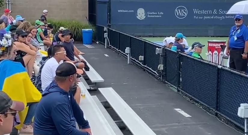 Az orosz teniszező kirakatta a nézőt, aki ukrán zászlóval ült a lelátón