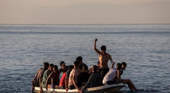 Csónakos bevándorlók ezrei szelik át a La Manche csatornát, sikerrel