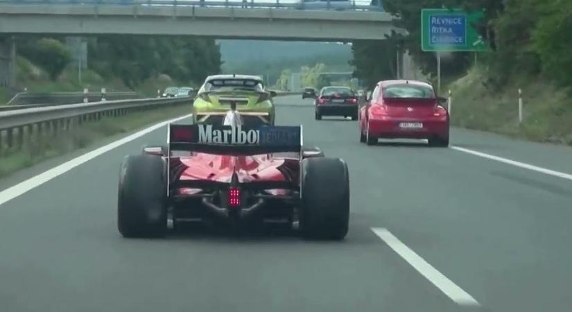 Ferraris festéssel tűnt fel egy formula autó a közúton Közép-Európában! (videóval)