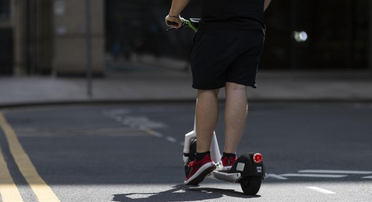 112 kilométer per órával repesztett egy e-rolleres Brüsszel utcáin