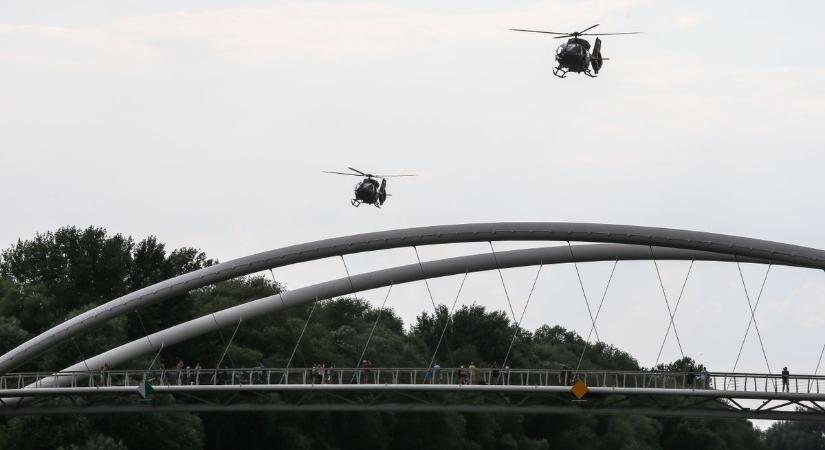 Nagy tömeg gyűlt össze a helikopterek gyakorlatozására Szolnokon