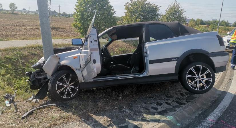 Oszlopnak csapódott egy autó a Vép felé vezető útnál - helyszíni fotók