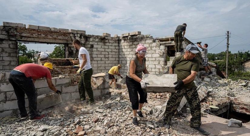 Önkéntesek segítségével épül újjá egy ukrán falu