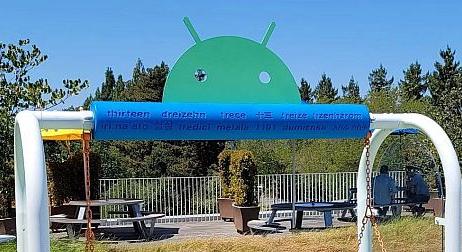 Nagyon furcsa szobrot kapott a Google főhadiszállásán az Android 13
