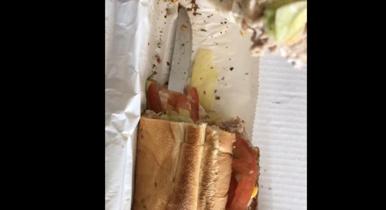 Kést talált a tonhalas szendvicsében egy nő