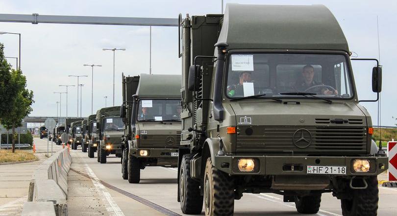 Ismét katonai konvoj halad át Győrnél