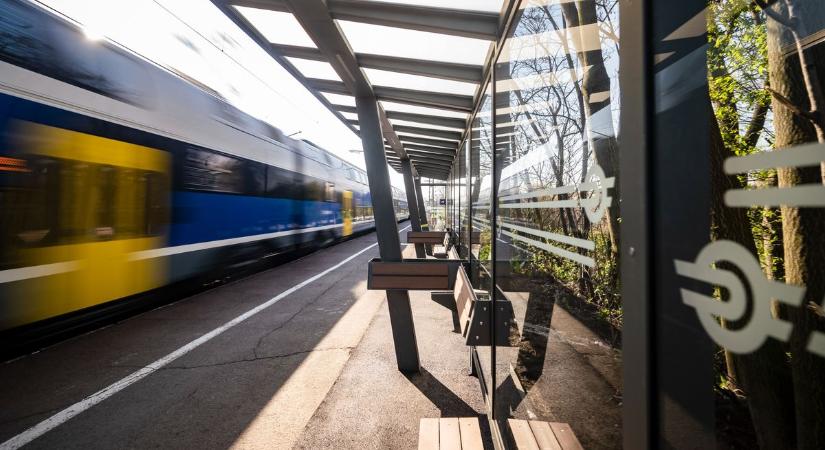 Jól halad a felújítás, lassan elkészülnek a vasútállomással Tiszafüreden