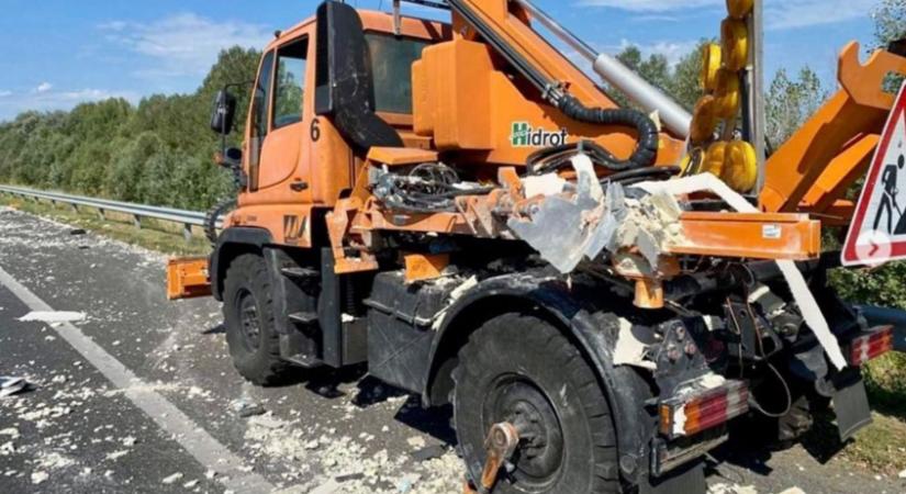 Figyelmetlen sofőrök: egy hét alatt a Magyar Közút négy kaszáló gépbe hajtottak bele az autósok