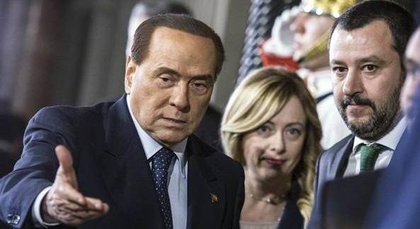 Berlusconi öngólt lőtt