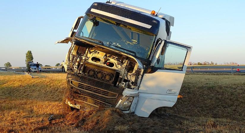 Letarolt egy kamion egy műszaki hibás autót az M5-ösön, Félegyházánál